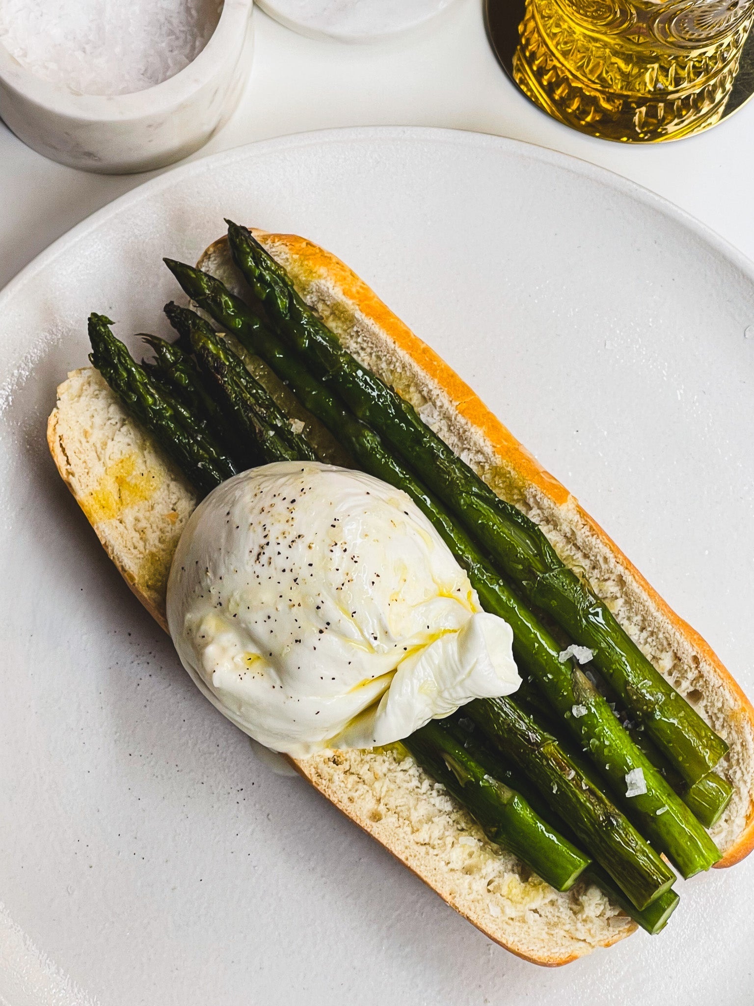 Burrata: Sánduche de Burrata y espárragos