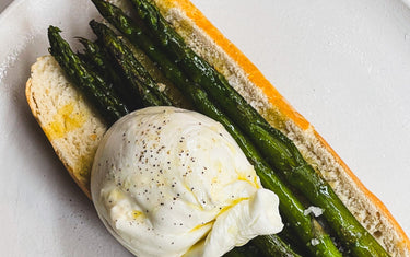 Burrata: Sánduche de Burrata y espárragos