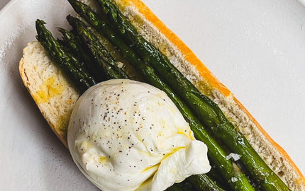 Burrata: Sánduche de Burrata y espárragos